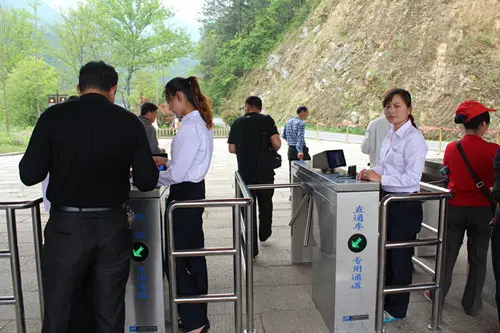 那么景區(qū)通道閘如何選擇？景區(qū)通道閘選擇要注意哪些問題？